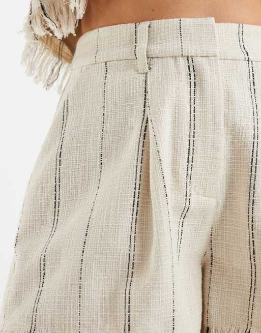ASOS DESIGN – Dopasowane jasnobeżowe szorty w paski z frędzlami, 4 z 5