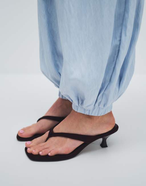 ASOS DESIGN – Dopasowane jasnoniebieskie spodnie z balonowymi nogawkami i ściągaczami, 2 z 7