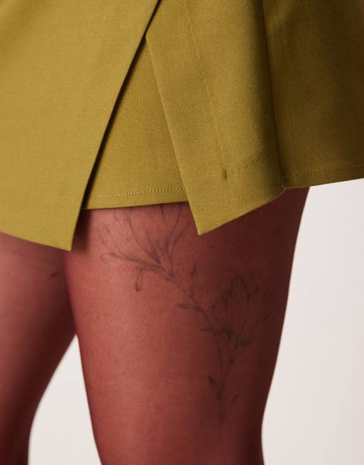 ASOS DESIGN – Dopasowane kopertowe spódnicospodnie mini w kolorze oliwkowym, 4 z 5