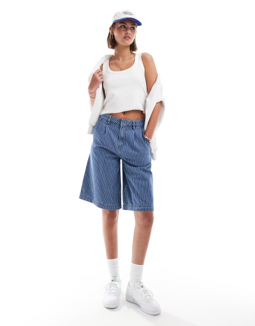 ASOS DESIGN – Dopasowane niebieskie jeansowe szorty w prążki o wydłużonym fasonie, część zestawu