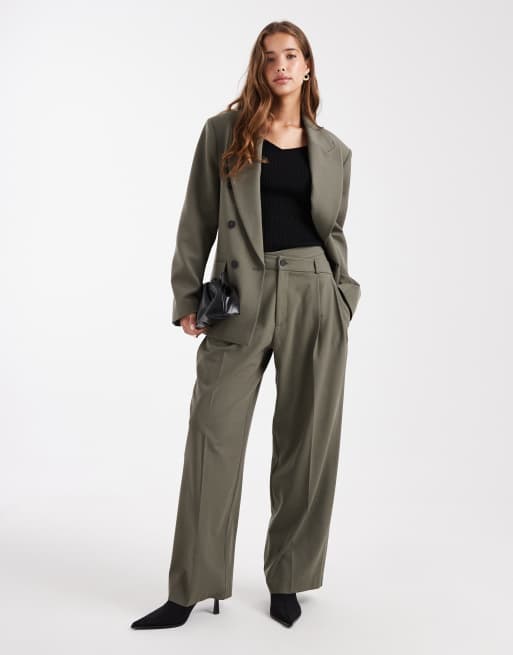ASOS DESIGN – Dopasowane oliwkowe spodnie z obniżonym stanem i szerokimi nogawkami z asymetryczną talią, część zestawu