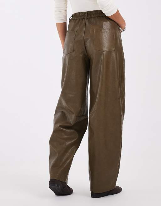 ASOS DESIGN Dopasowane spodnie barrel z imitacji skóry w kolorze khaki, 3 z 5