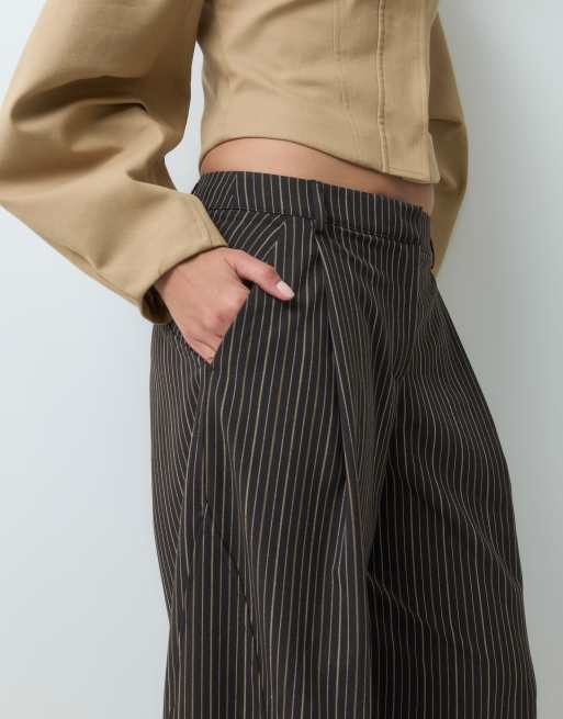 ASOS DESIGN dopasowane spodnie barrel z obniżonym stanem w czekoladową prążkę, 2 z 5
