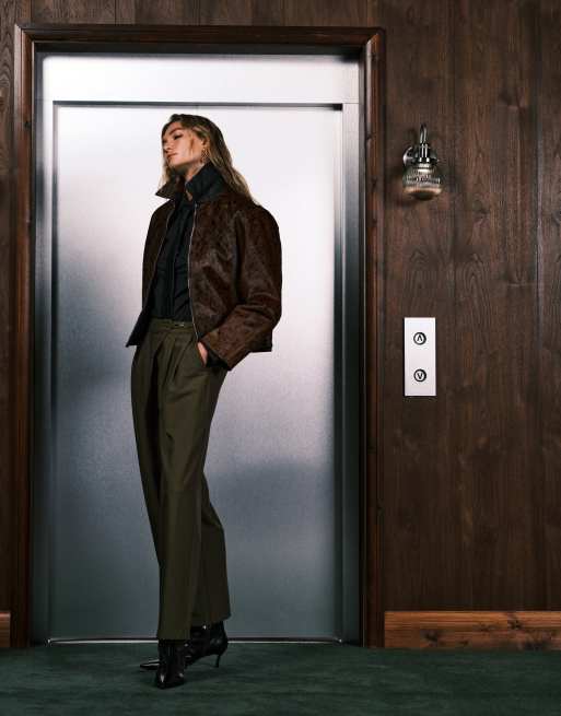 ASOS DESIGN – Dopasowane spodnie z szerokimi nogawkami i asymetrycznym kopertowym stanem z zapięciem na klamrę w kolorze khaki 