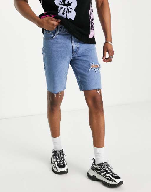 ASOS DESIGN – Dopasowane szorty jeansowe w kolorze niebieskim z rozdarciem na udzie 
