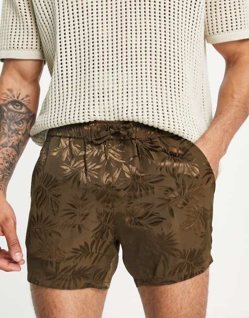 ASOS DESIGN – Dopasowane szorty w kolorze khaki w satynowe palmy