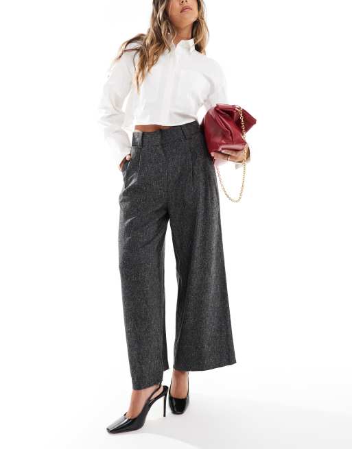 ASOS DESIGN – Dopasowane wzorzyste spodnie z szerokimi nogawkami o krótkim fasonie i zakładkami