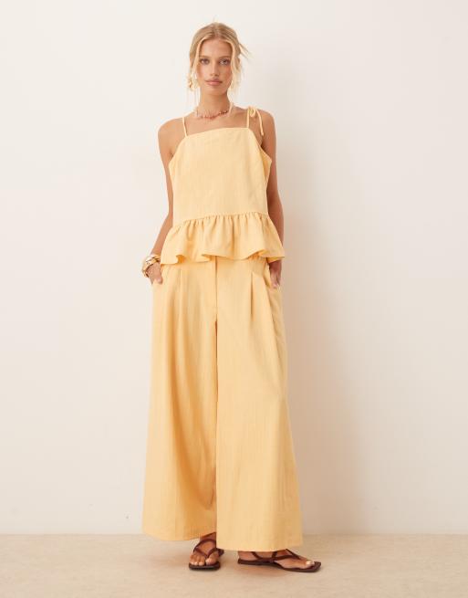 ASOS DESIGN – Dopasowane żółte spodnie w prążki z krótszymi szerokimi nogawkami, obniżonym stanem i ozdobnymi szwami, część zestawu 