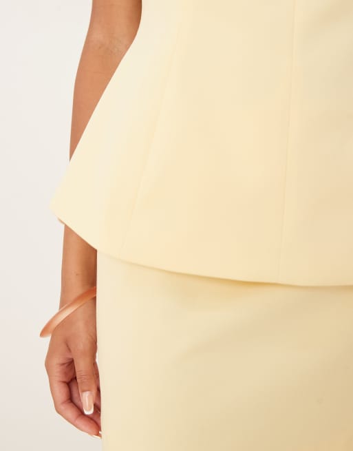 ASOS DESIGN – Dopasowany jasnożółty top z dekoltem bandeau i baskinką, 3 z 4
