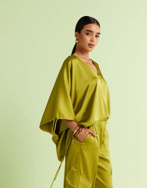 ASOS DESIGN – Dopasowany satynowy top z długim rękawem i marszczeniem w kolorze zielonym, część zestawu