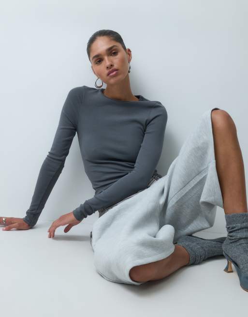 ASOS DESIGN dopasowany top z długim rękawem w kolorze grafitowym, 3 z 4