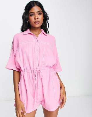 ASOS DESIGN - Doppellagiger Hemd-Playsuit in Rosa mit Kontrastnähten