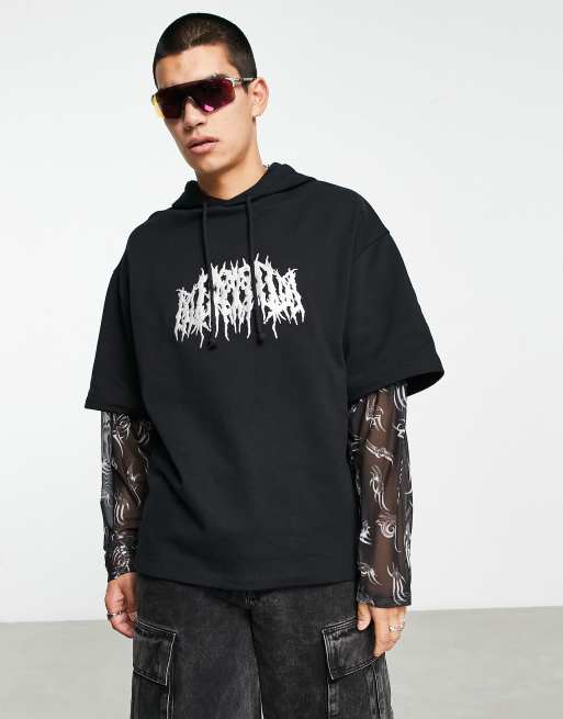 ASOS DESIGN – Doppellagiger Oversize-Kapuzenpullover mit Netzstoff-Ärmeln und Metallic-Print auf Brust und Ärmeln
