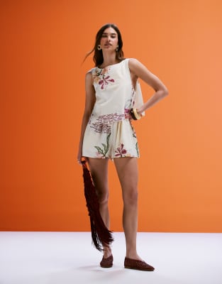 ASOS DESIGN - Doppellagiger Playsuit mit Rückenausschnitt und Schriftprint-Bunt