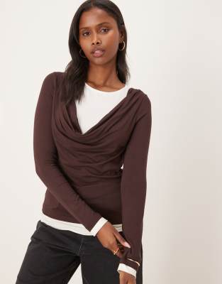 ASOS DESIGN - Doppellagiges Oberteil mit Wasserfallausschnitt in Schokoladenbraun-Brown