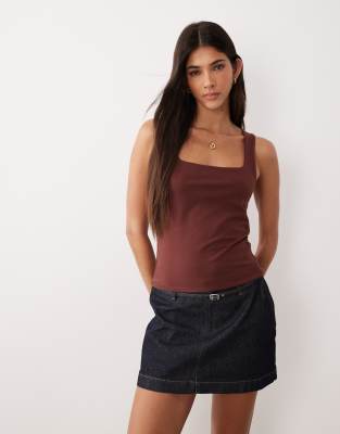 ASOS DESIGN - Doppellagiges Trägertop in Schokobraun mit quadratischem Ausschnitt-Brown