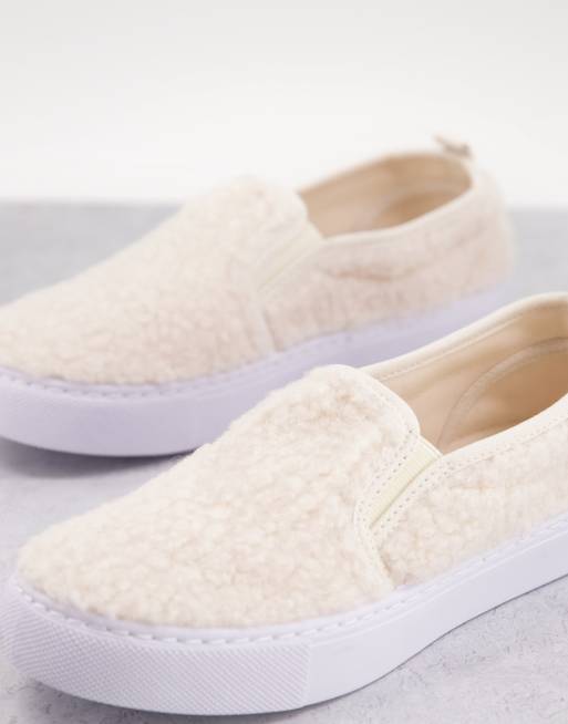 ASOS DESIGN – Dotty – Plimsolls zum Hineinschlüpfen in cremefarbener Lammfelloptik
