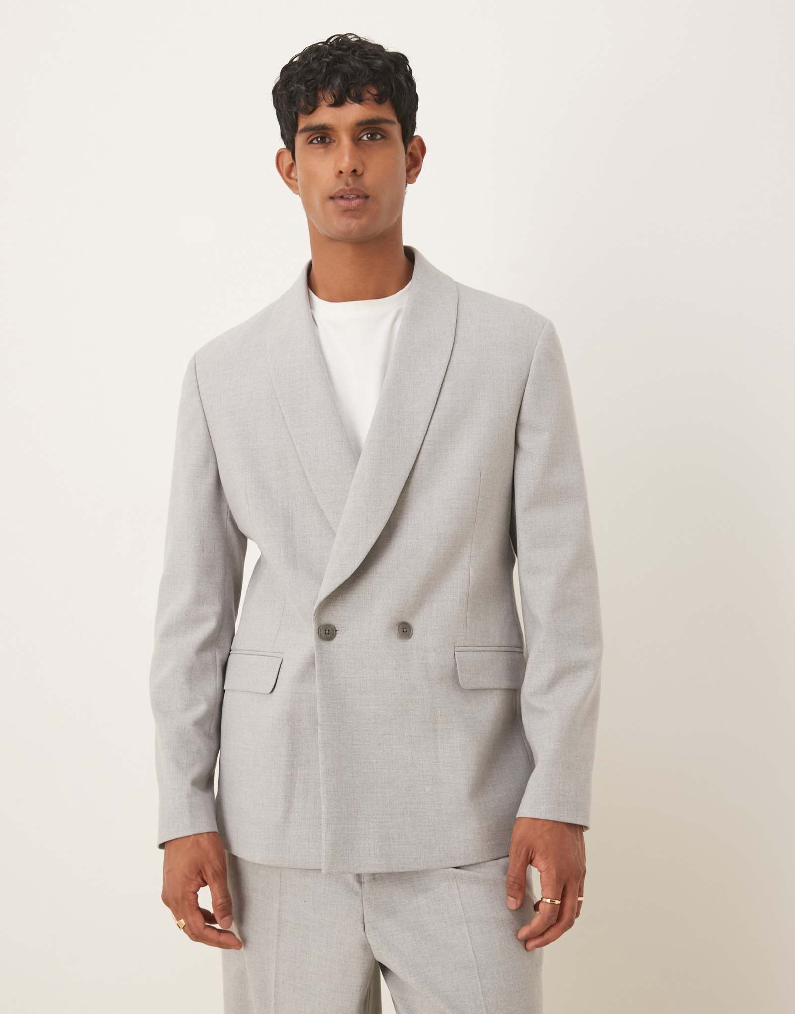 Дизайнерский двубортный пиджак-шаль ASOS от обычного костюма серого цвета