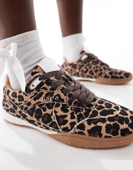 ASOS DESIGN Downtime Sneaker im FuBball Design mit Leopardenmuster
