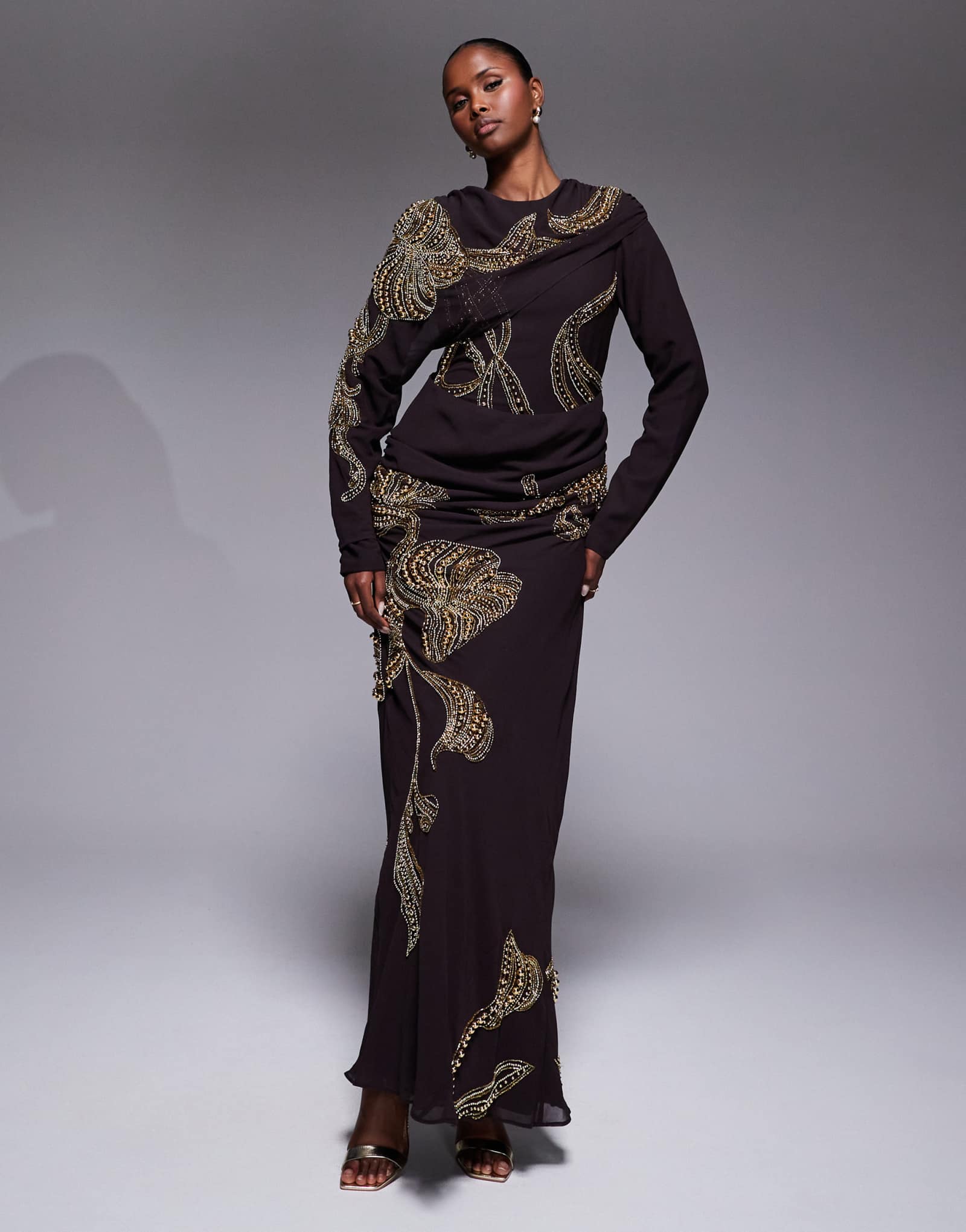 ДИЗАЙНЕРСКОЕ плиссированное макси-платье ASOS с драпировкой на плечах шоколадного цвета