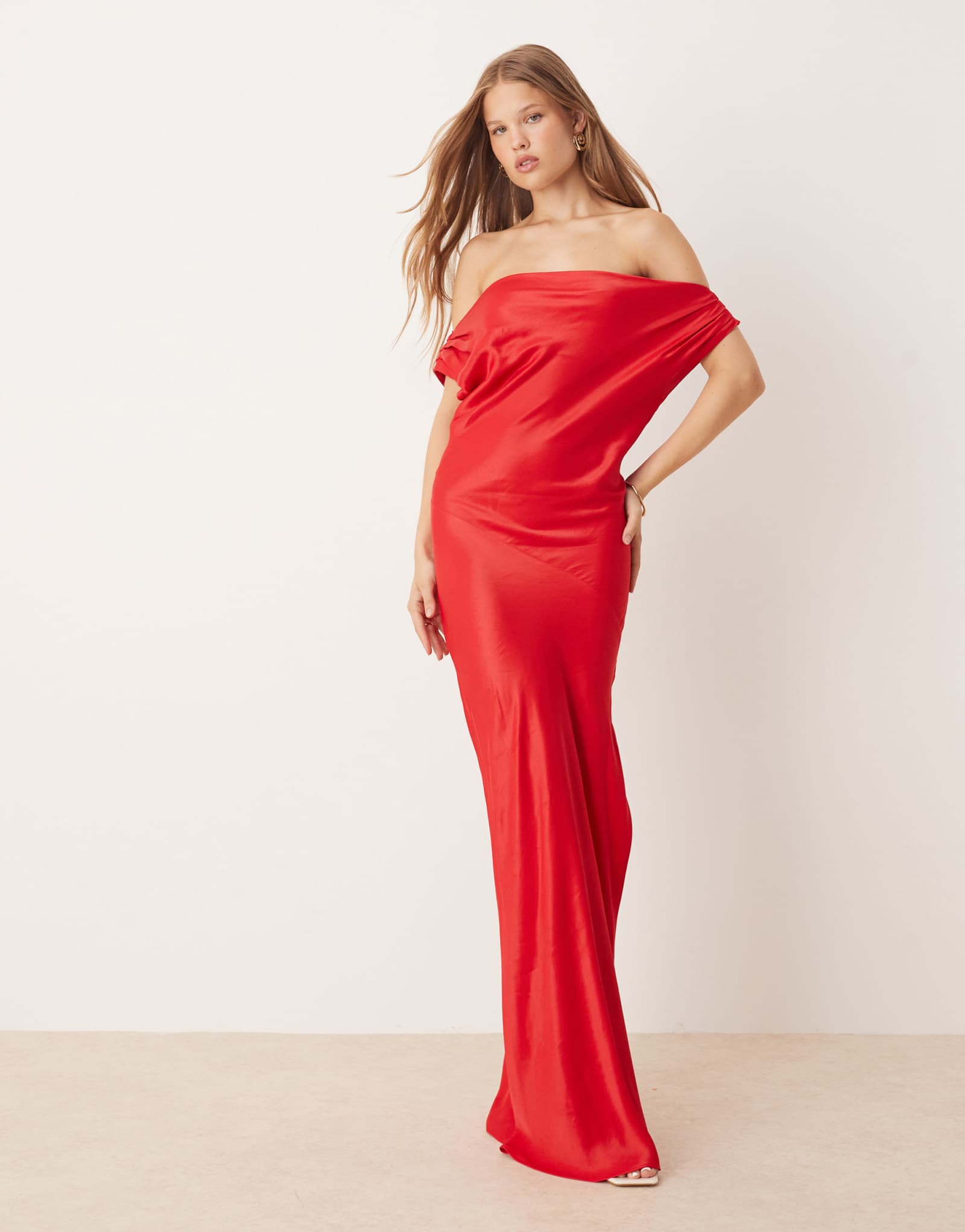 Дизайнерское макси-платье ASOS с драпировкой и открытыми плечами красного цвета
