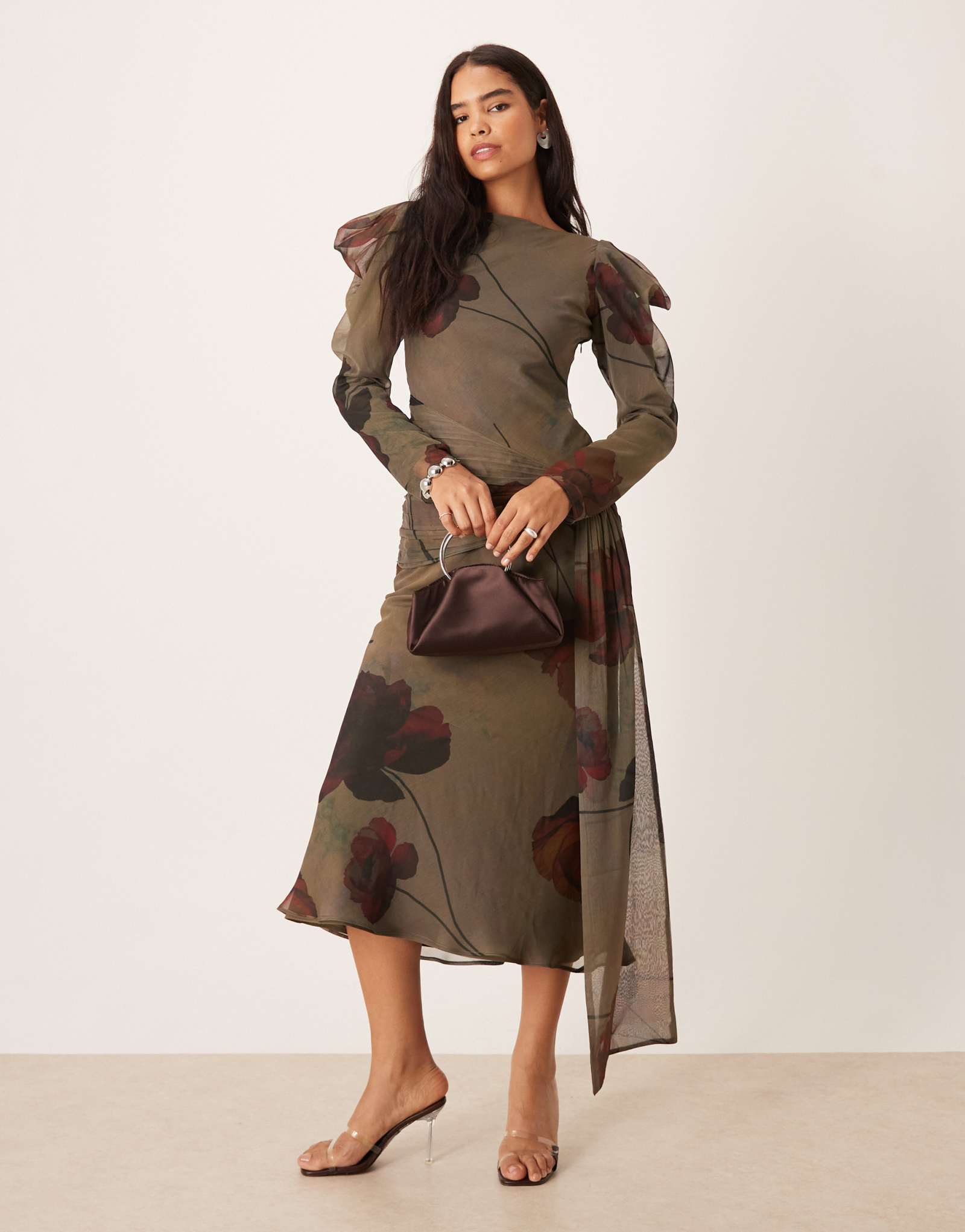 ДИЗАЙНЕРСКОЕ макси-платье ASOS с драпировкой на плечах серого цвета с цветочным принтом 