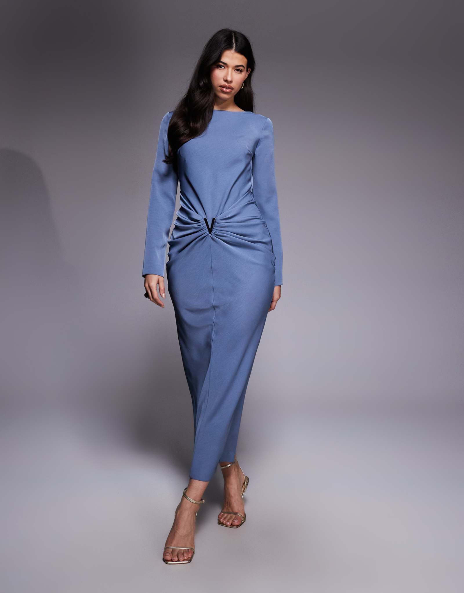 Макси-платье ASOS DESIGN с драпированной юбкой и золотистой отделкой синего цвета