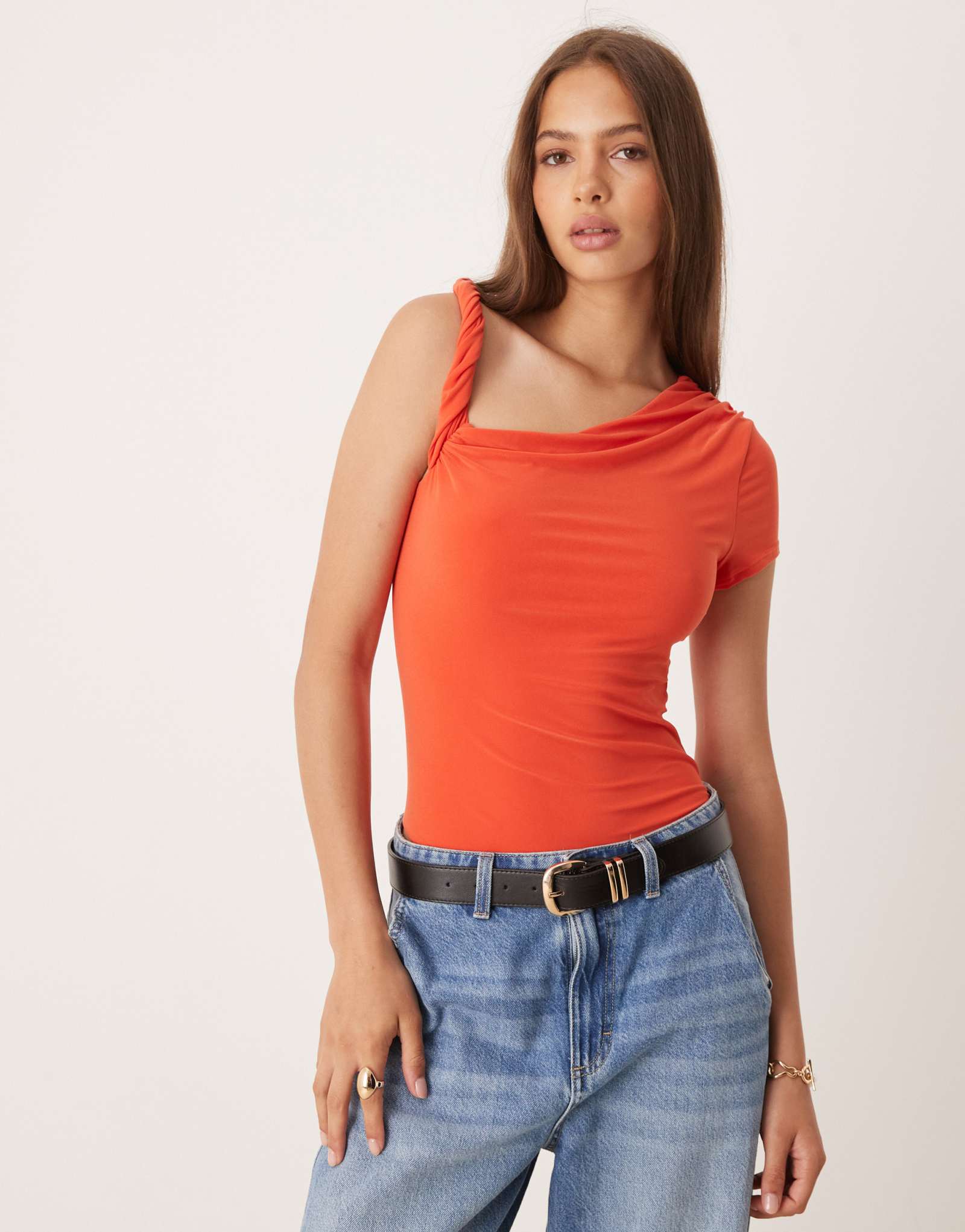 Боди с короткими рукавами и драпированным вырезом на плече от ASOS DESIGN оранжевого цвета