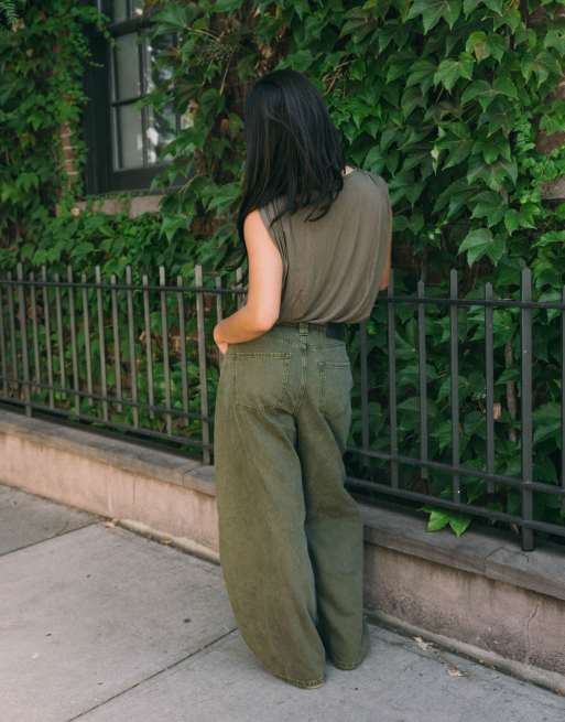 ASOS DESIGN draperad set-topp med veckad axel i khaki, 2 av 6