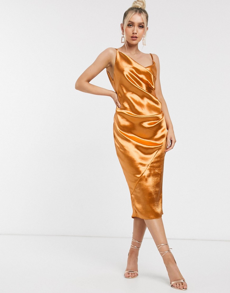ASOS DESIGN – Draperad slipklänning i midilängd och glansig satin-Guld