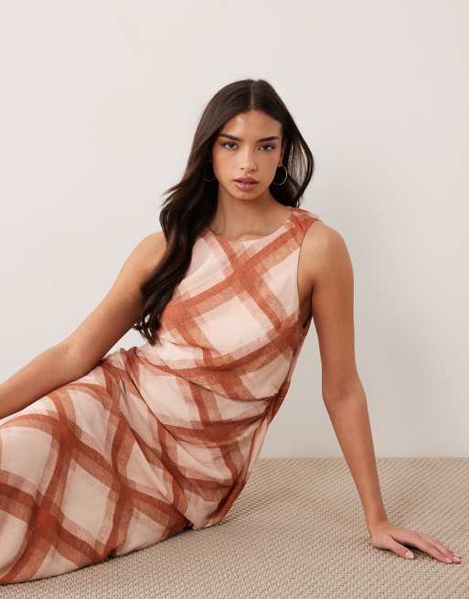 ASOS DESIGN - Draperet maxikjole med åben ryg, kantdetalje og tern i hørlook, 2 af 4