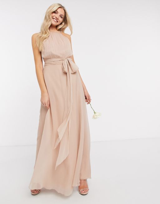 ASOS DESIGN - Draperet pinny-brudepigekjole i maxi-længde med bindebånd i talje i sart lyserød