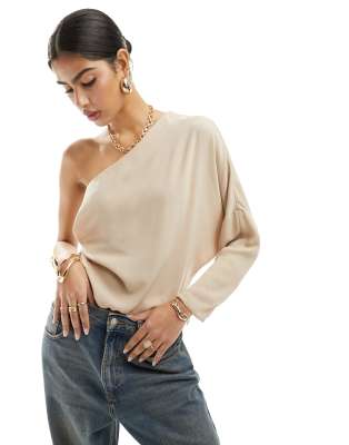 ASOS DESIGN - Drapierter Body in Steinbeige mit One-Shoulder-Ärmel-Neutral