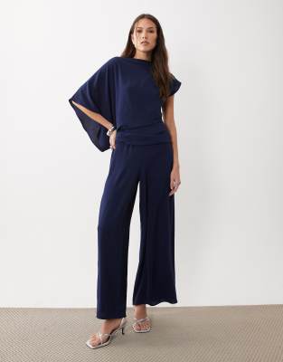 ASOS DESIGN - Drapierter Jumpsuit in Marineblau mit abfallender Schulterpartie-Navy