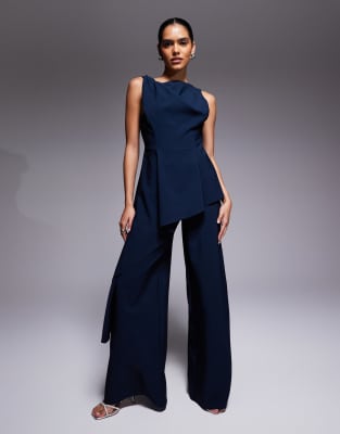 ASOS DESIGN - Drapierter Jumpsuit in Marineblau mit verdrehtem Trägerdetail