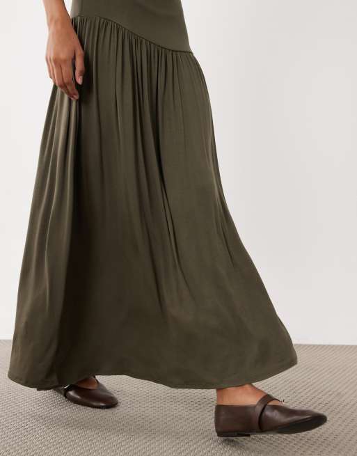 ASOS DESIGN drapierter Kombiteil-Rock aus Modal mit Falten in Khaki, 4 von 5
