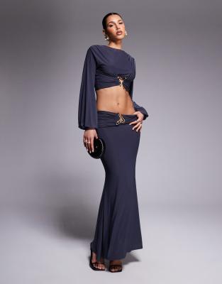 ASOS DESIGN - Drapierter Maxirock in Dunkelgrau mit Detail in Gold, Kombiteil