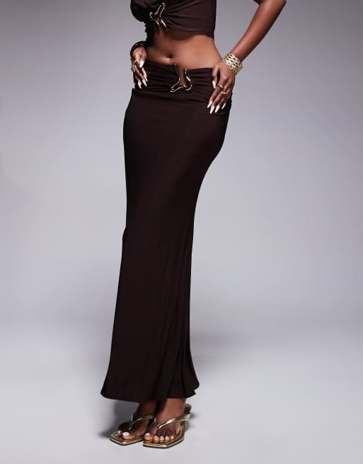 ASOS DESIGN – Drapierter Maxirock in Schokoladenbraun mit Detail in Gold, Kombiteil, 2 von 5