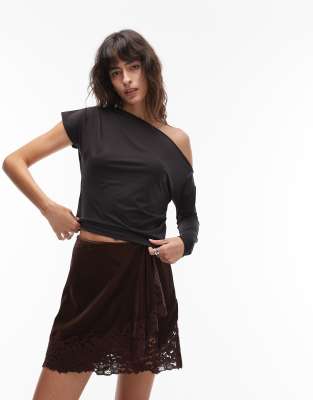 ASOS DESIGN - Drapiertes, anschmiegsames Oberteil in Schwarz mit asymmetrischem Schnitt und One-Shoulder-Design