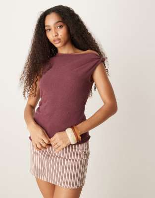 ASOS DESIGN - Drapiertes, asymmetrisches One-Shoulder-Strickoberteil in Burgunderrot mit grober Textur