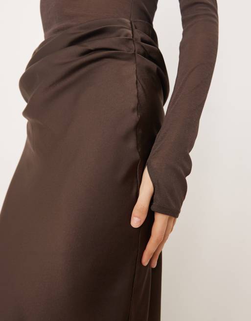 ASOS DESIGN – Drapiertes, hochgeschlossenes Satin-Maxikleid in Schokobraun mit transparentem Oberteil, 3 von 4