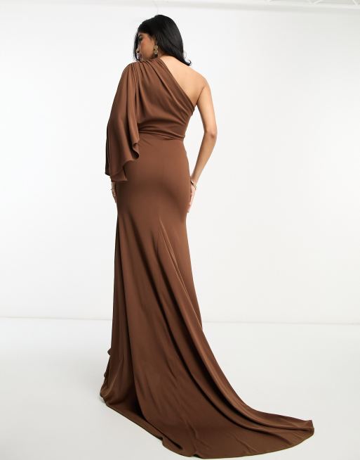 ASOS DESIGN Drapiertes Maxikleid aus hochwertigem Material in Schokoladenbraun mit One Shoulder Design und Schleppen Detail ASOS