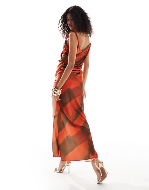 ASOS DESIGN – Drapiertes Maxikleid aus Satin in Rot mit abstraktem Muster und verdrehtem Trägerdetail, 4 von 4