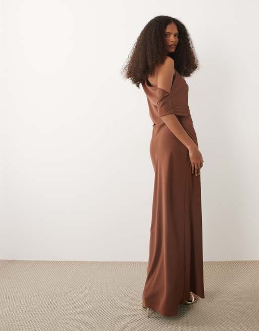 ASOS DESIGN – Drapiertes Maxikleid in Braun mit asymmetrischem Ausschnitt, 2 von 4