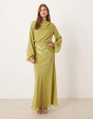 ASOS DESIGN - Drapiertes Maxikleid in Grün mit Blousonärmeln und Satin-Details in Flechtoptik