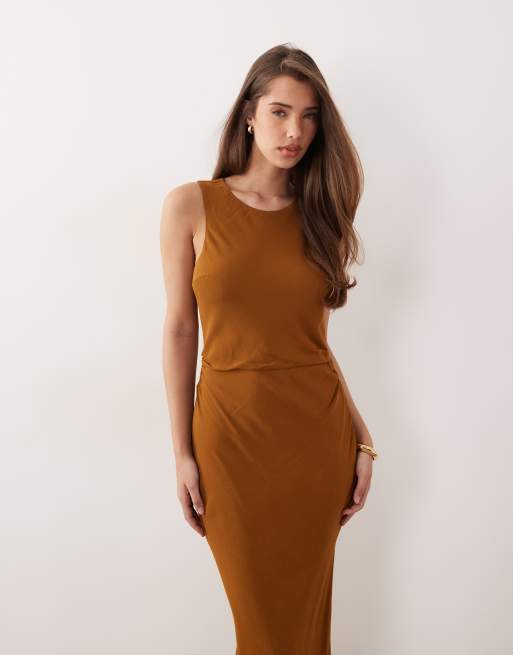 ASOS DESIGN – Drapiertes Maxikleid in tabakbrauner Leinenoptik mit Rückenausschnitt und Besatz, 2 von 4