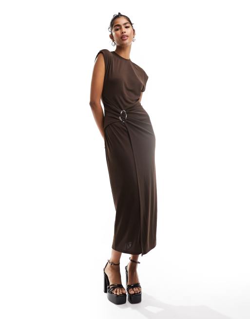 ASOS DESIGN – Drapiertes Midaxikleid in Schokobraun mit Metallbesatz und angesetzten Kappärmeln