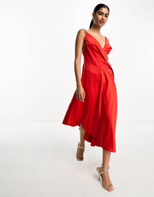 ASOS DESIGN - Drapiertes Midikleid aus rotem Satin mit Camisole-Trägern und abgestuftem Saum