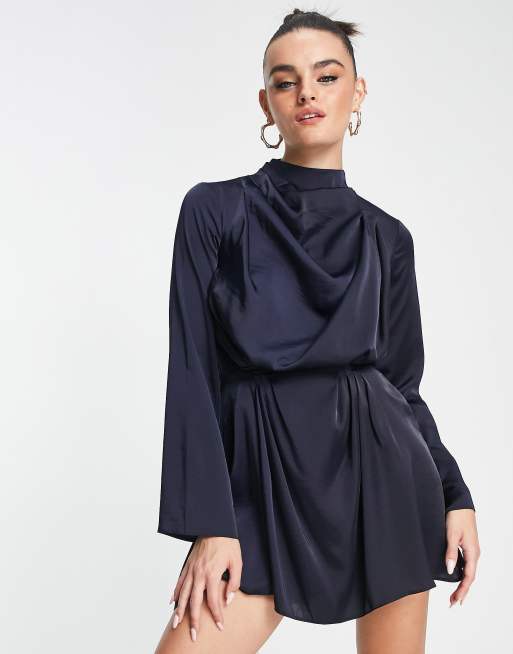 ASOS DESIGN – Drapiertes Minikleid aus Satin mit Kragen, Faltendetail und freiem Rücken in Marineblau
