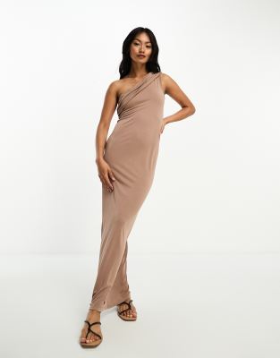 ASOS DESIGN - Drapiertes Modal-Maxikleid in Braun mit One-Shoulder-Träger-Brown